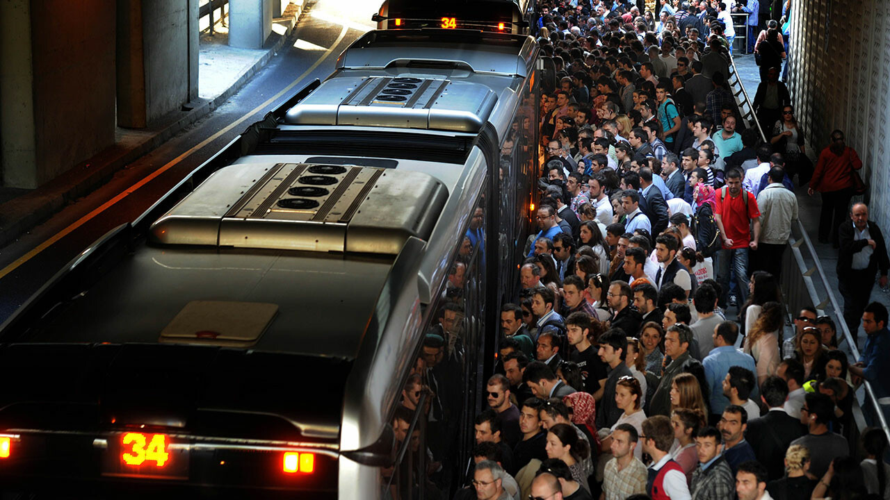 Metrobüsler İstanbul&#039;un yükünü taşıyamıyor, sayıları yetersiz duraklar kalabalık