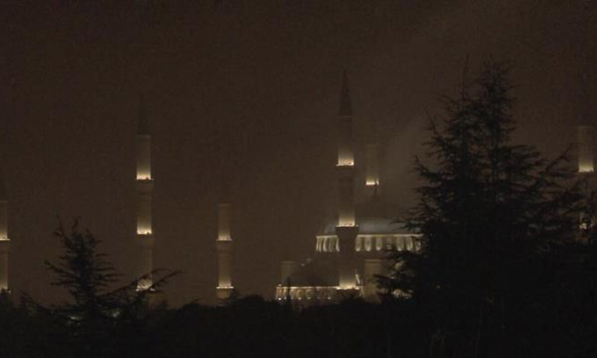 İstanbul&#039;u sabah saatlerinde sis kapladı, göz güzü görmedi