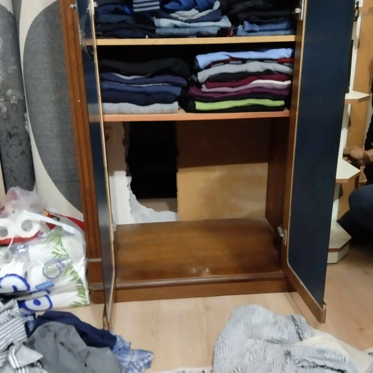 Elbise dolabının arkasındaki gizli bölmede yakalandı
