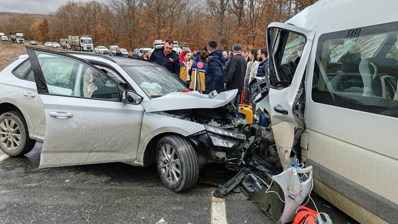 Yolcu minibüsü ile otomobil çarpıştı: 9 kişi yaralı