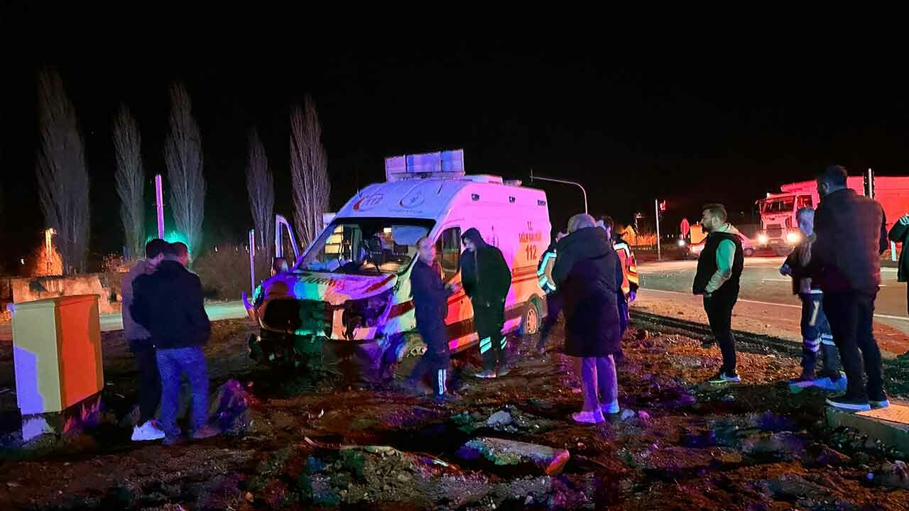 Ambulans ile otomobil çarpıştı, ortalık kan gölüne döndü: 9 yaralı