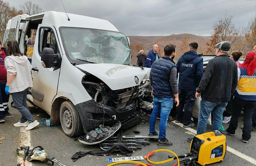 Yolcu minibüsü ile otomobil çarpıştı: 9 kişi yaralı