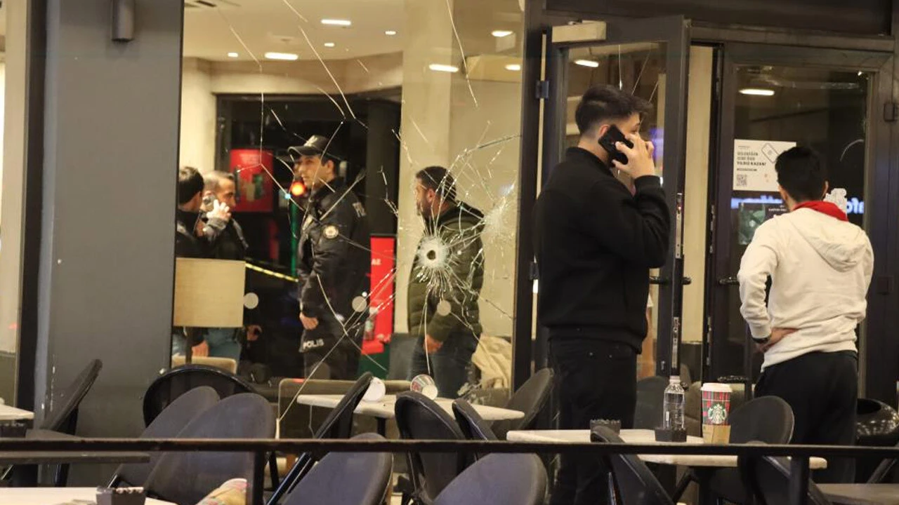 Adana'da içinde onlarca müşteri olan Starbucks şubesine silahlı saldırı