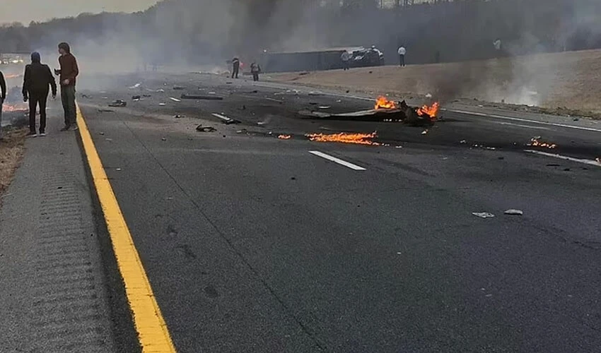 Uçak tıra çarptı otoban alevler içinde kaldı: Yaralılar var
