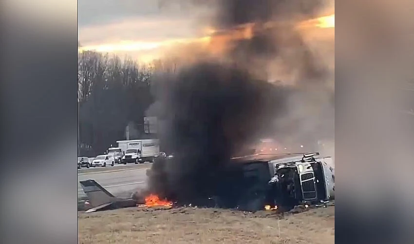 Uçak tıra çarptı otoban alevler içinde kaldı: Yaralılar var