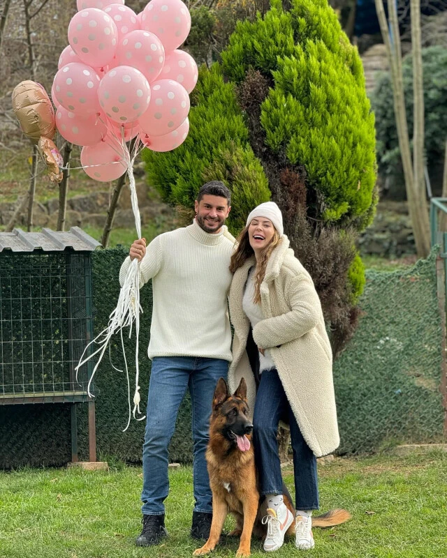Yıldız Çağrı Atiksoy ve Berk Oktay çiftinin bebeklerinin cinsiyeti belli oldu