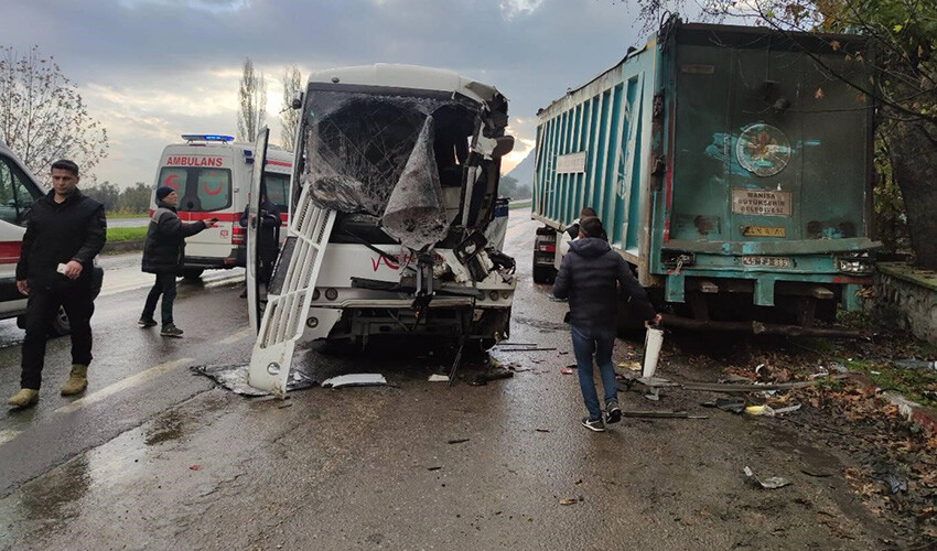 Manisa&#039;da feci kaza: 5&#039;i ağır 17 yaralı