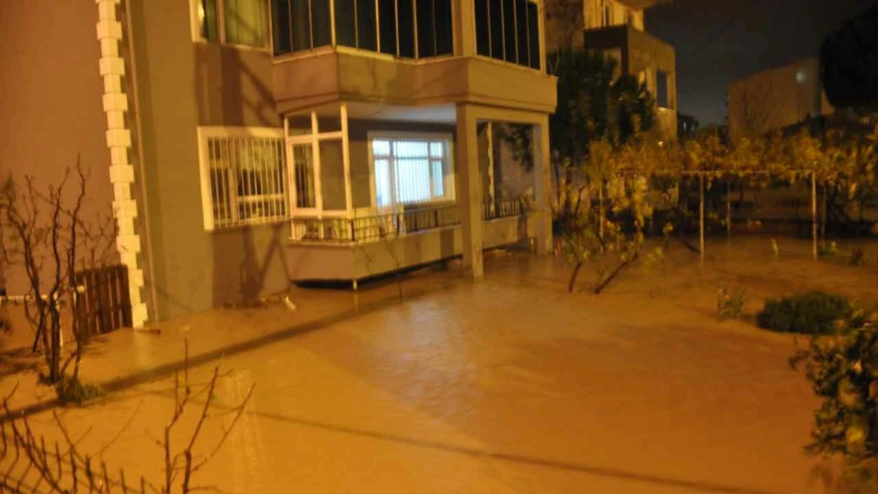 Birkaç saatlik yağmur ilçede hayatı felç etti! Cadde ve sokaklar göle döndü