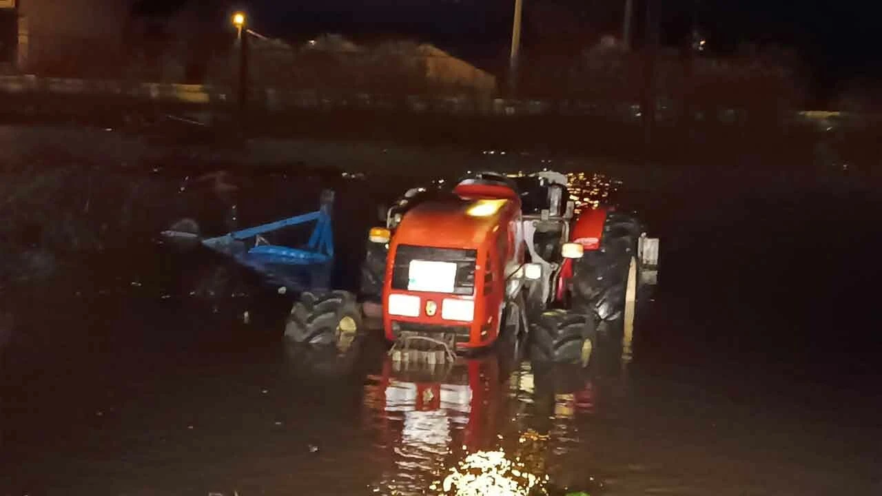 Birkaç saatlik yağmur ilçede hayatı felç etti! Cadde ve sokaklar göle döndü