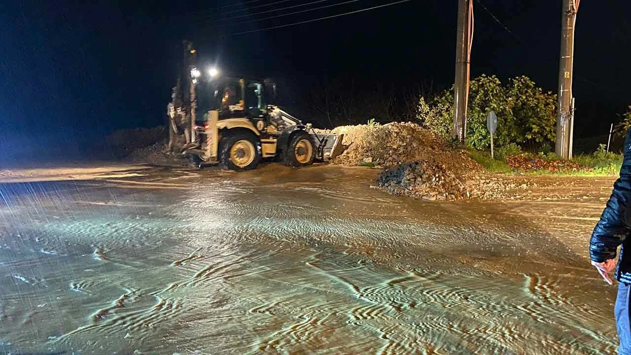 Birkaç saatlik yağmur ilçede hayatı felç etti! Cadde ve sokaklar göle döndü