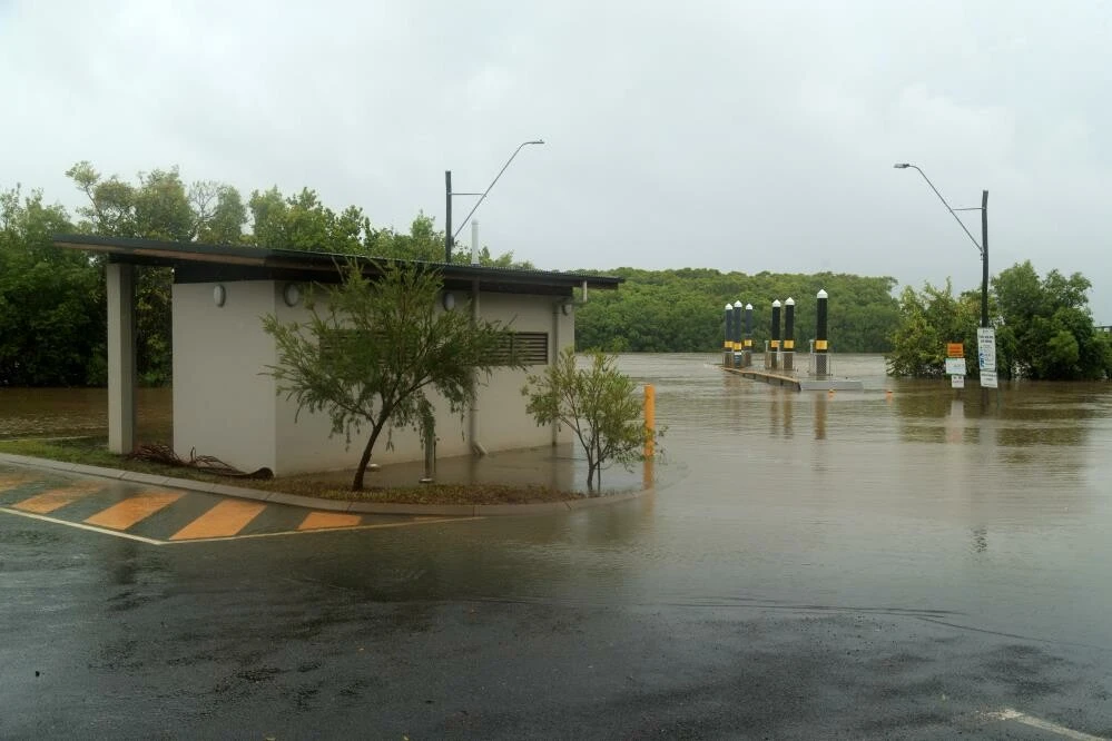 Avustralya'da sel felaketi timsahları kasabalara ulaştırdı