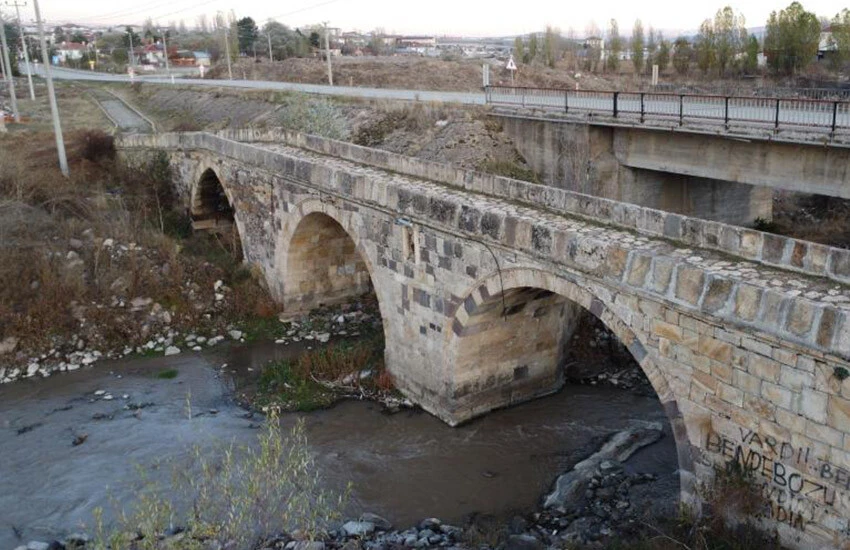 Çankırı'daki kemer köprü asırlardır tarihe ışık tutuyor.