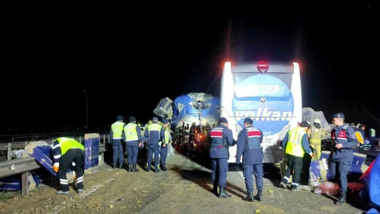 Eyüpsultan'da feci kaza! Yolcu otobüsü ile tır çarpıştı: 1 ölü, 31 yaralı
