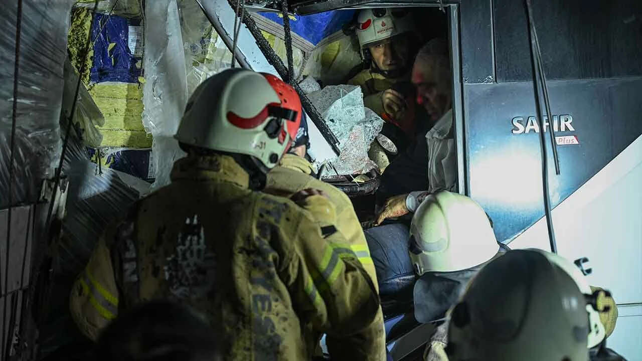 Eyüpsultan'da feci kaza! Yolcu otobüsü ile tır çarpıştı: 1 ölü, 31 yaralı