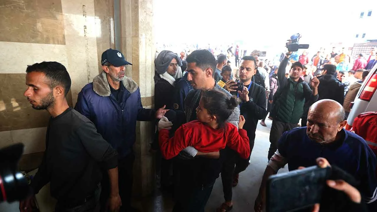 Bunu da yaptılar! İsrail güçleri, hastanedeki yaralıların üzerine köpek saldı