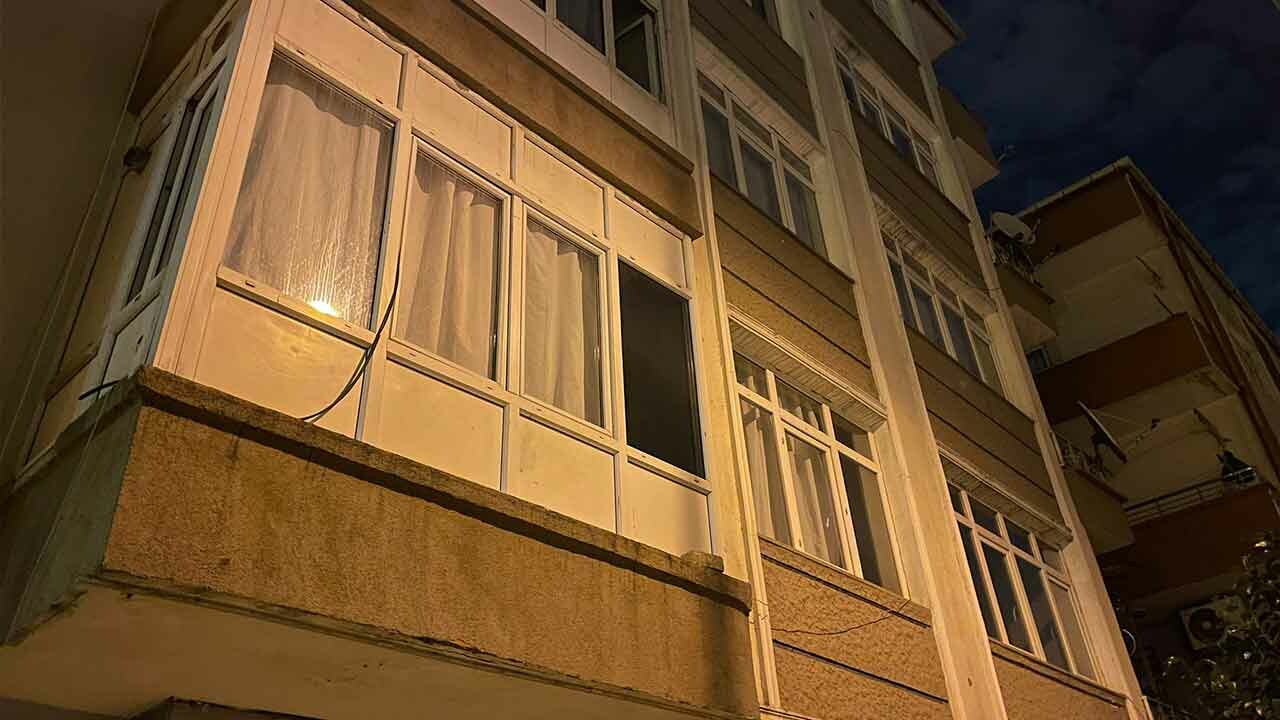 Deprem sonrası balkon çöktü! Bina acilen boşaltıldı