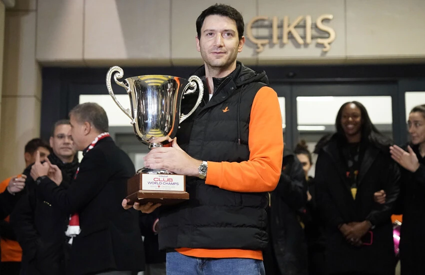 Dünya şampiyonu Eczacıbaşı yurda döndü