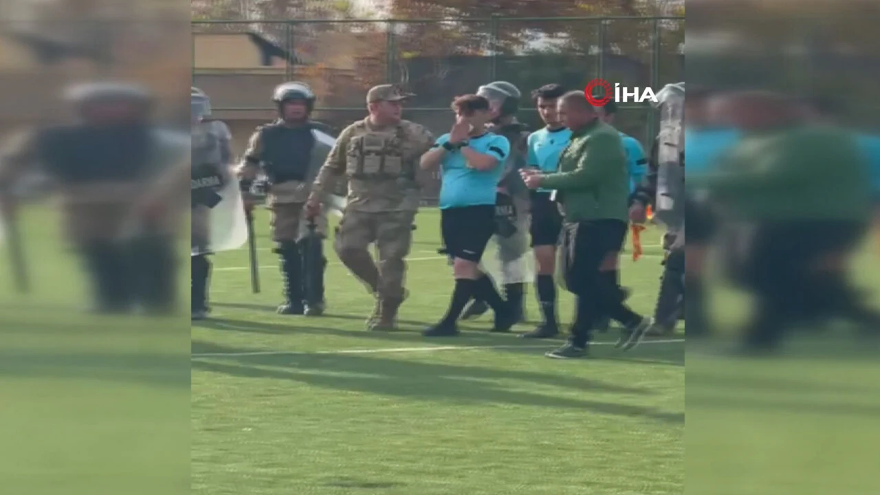 Bir hakeme şiddet skandalı daha! Şırnak'ta saha savaş alanına döndü: Jandarma copla müdahale etti