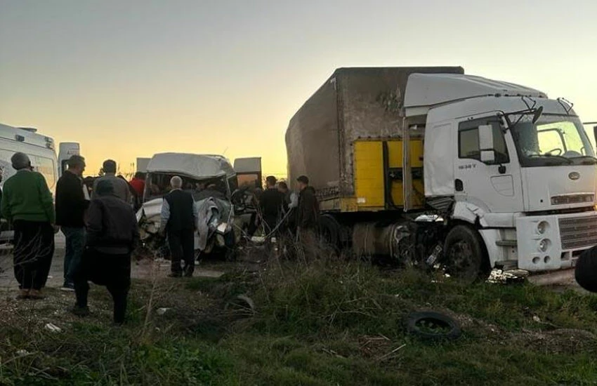 Osmaniye'de tır ile minibüs çarpıştı: 2 ölü, 3 yaralı var