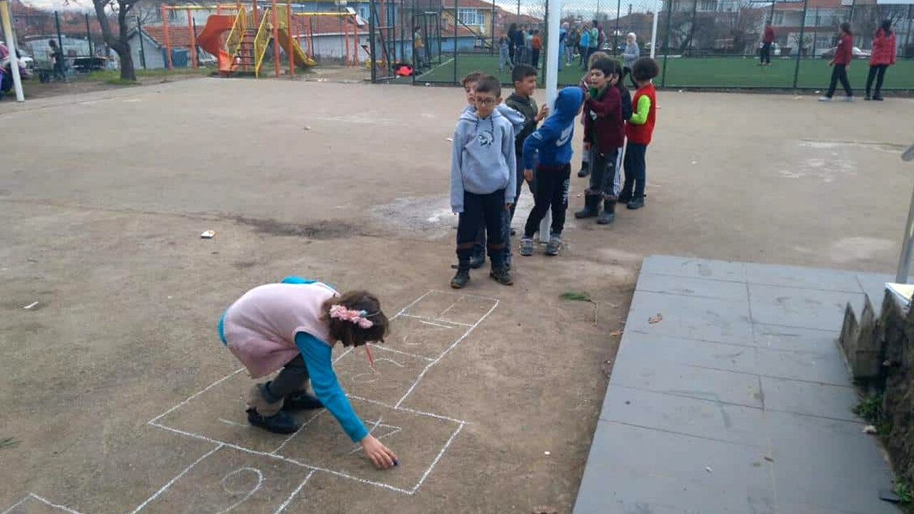 Seksek, çatlak patlak, istop... Sokak oyunları geri dönüyor