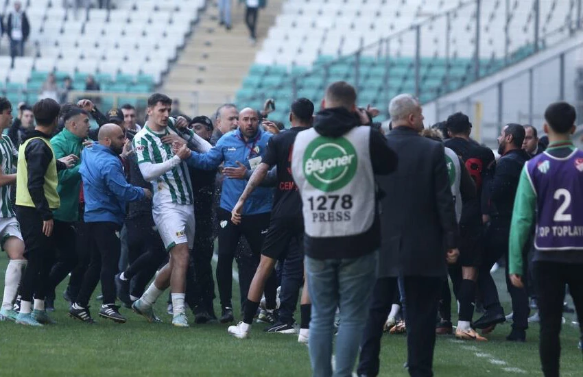 Bursaspor-Diyarbekirspor maçında ortalık karıştı! 5 kırmızı, 1 gözaltı