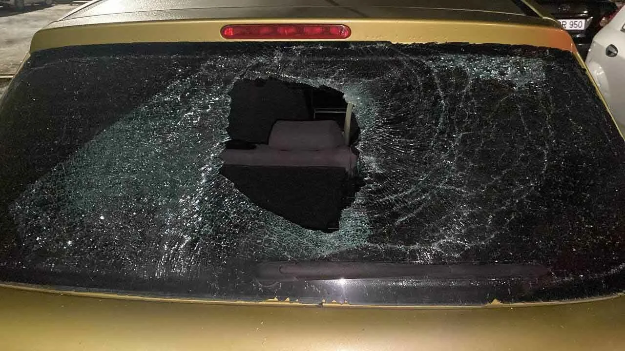 Kocaeli'de garip olay: 35 aracın camını patlatıp kayıplara karıştılar