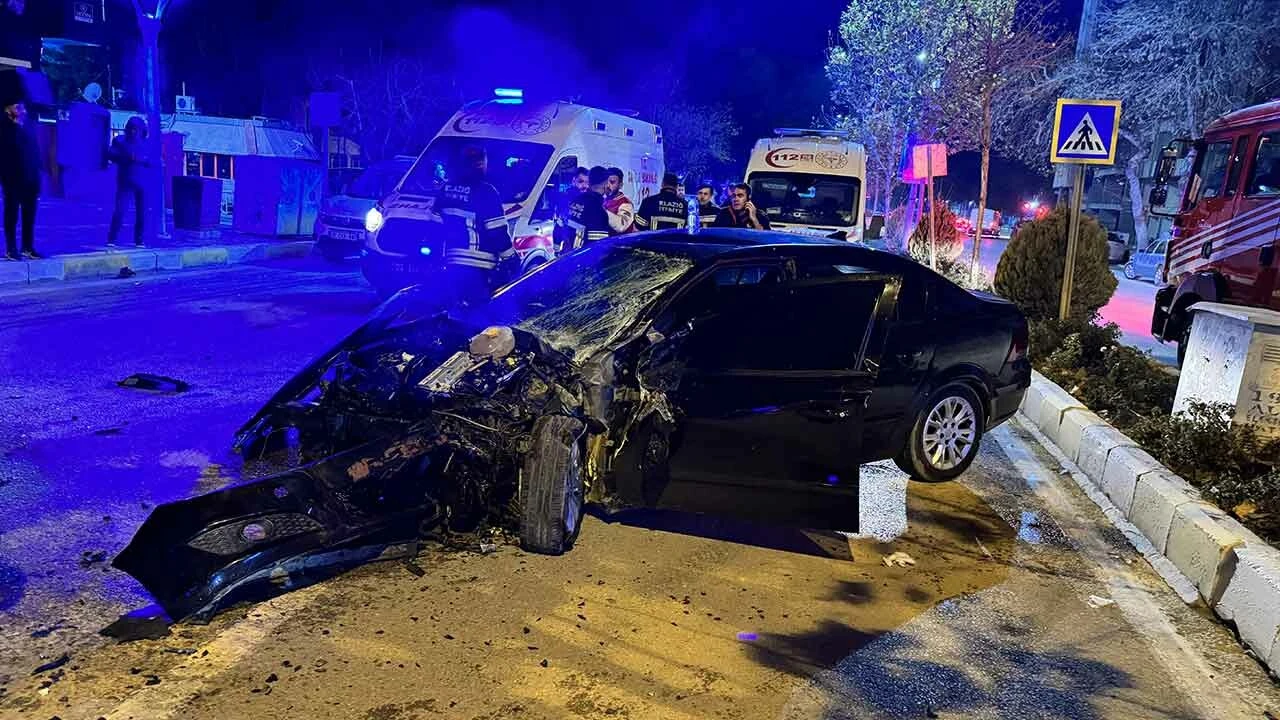 Midibüs ile otomobil çarpıştı, ortalık savaş alanına döndü: 5 yaralı