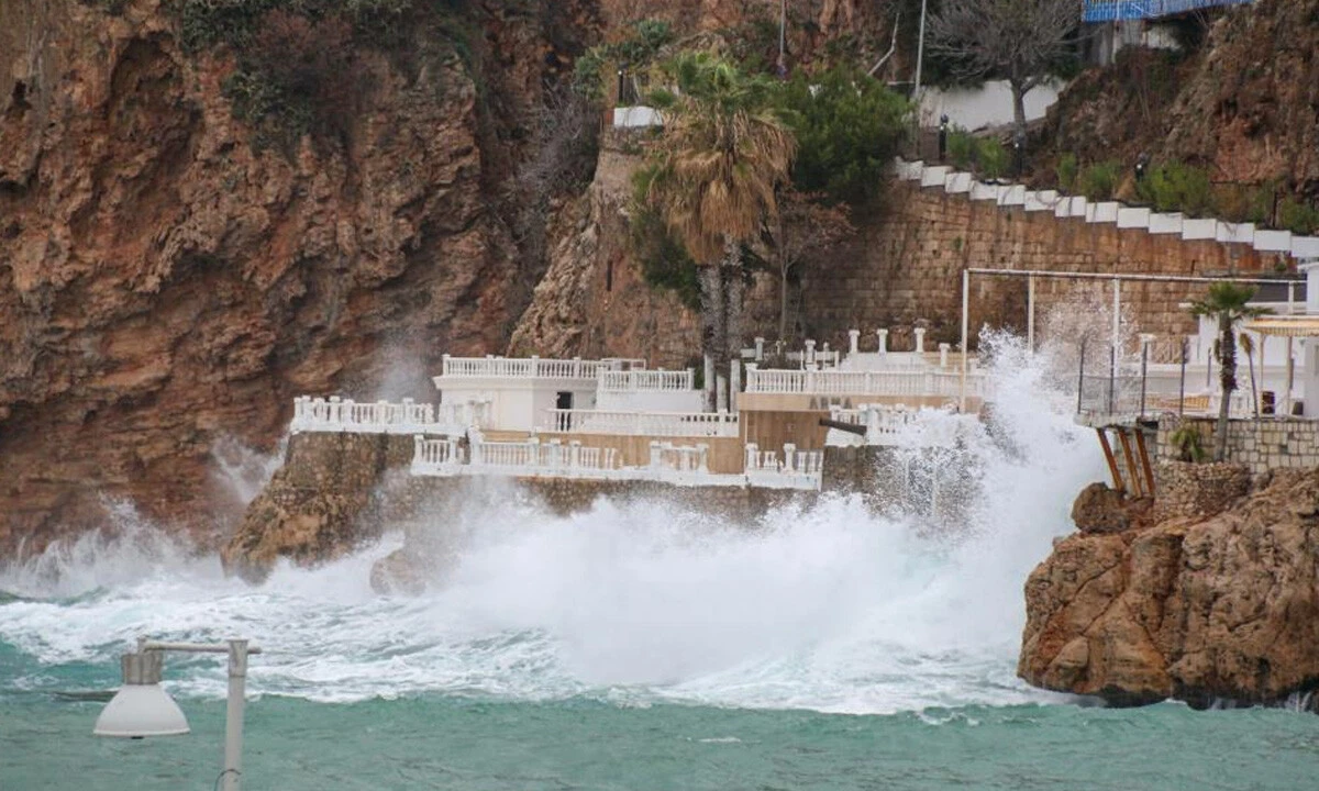 Antalya'yı fırtına vurdu! Dev dalgalar 30 metre havaya yükseldi: İşte o korkutucu anlar
