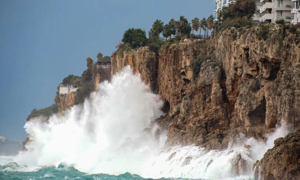 Antalya'yı fırtına vurdu! Dev dalgalar 30 metre havaya yükseldi: İşte o korkutucu anlar