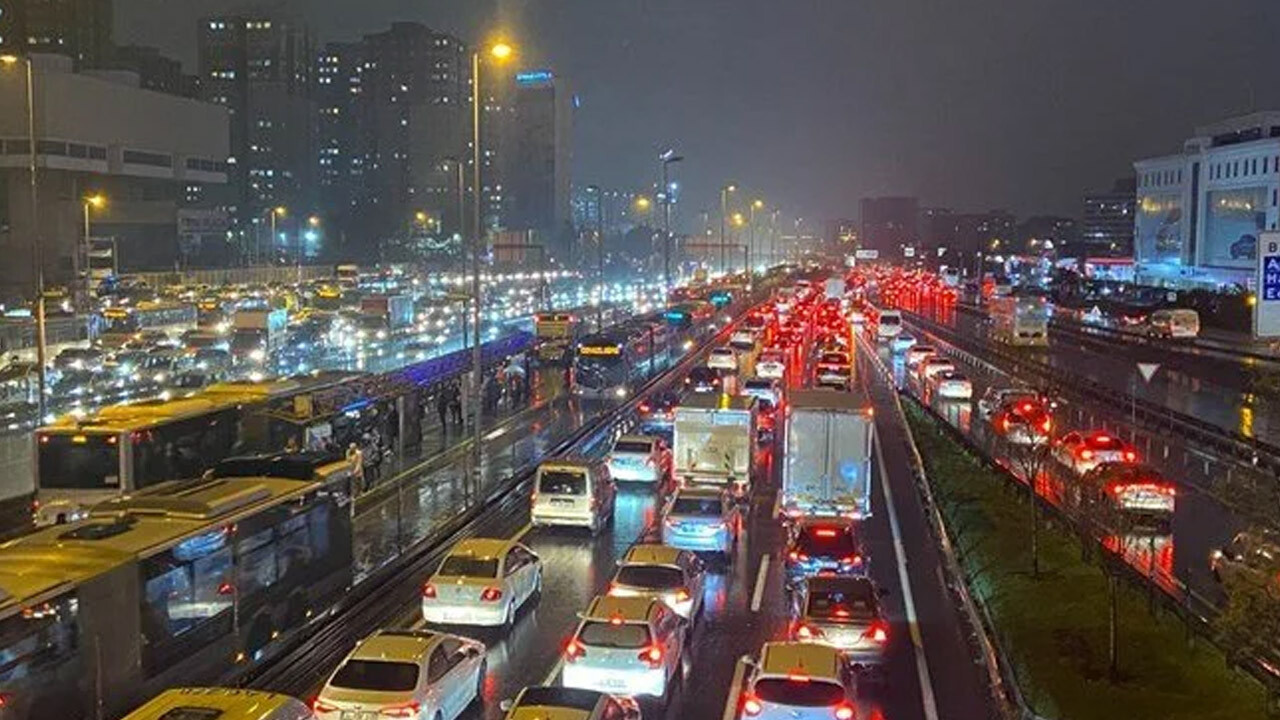 Her sağanak aynı senaryo! İstanbul trafiği felç oldu 