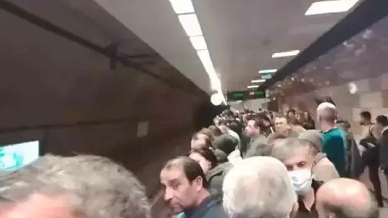 Metroda meydana gelen arıza yolcuları isyan ettirdi