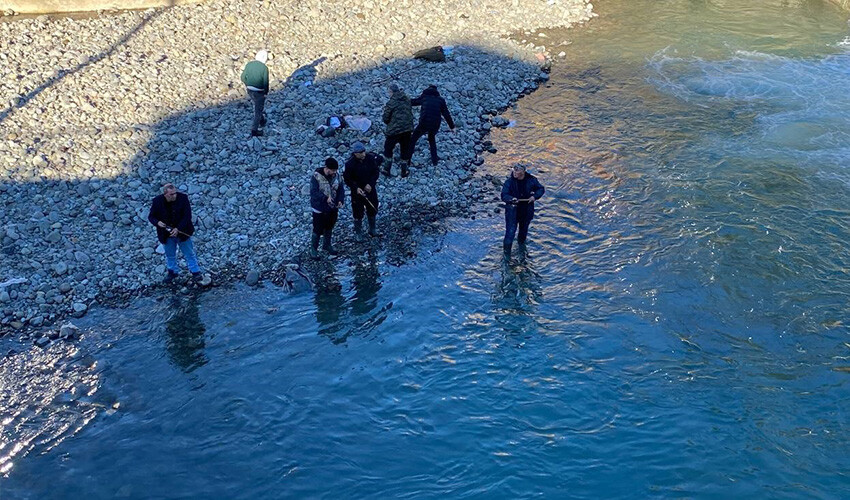 Balık kafesi yırtıldı, duyan oltasını alıp dereye koştu