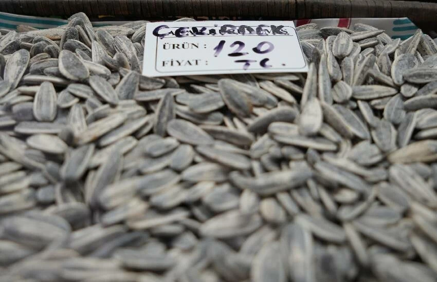Çekirdek çitlemek lüks oldu: Sohbetlerin vazgeçilmezinin kilosu 120 lira