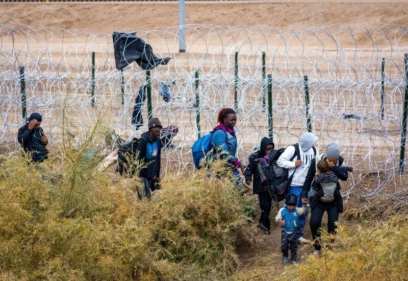 Dikenli teller altında eziyet! Meksika-ABD sınırında göçmenler geri itiliyor