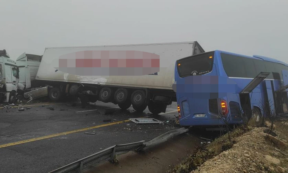 Şanlıurfa'da feci kaza! Yolcu otobüsü ile 2 tır çarpıştı: Ölü ve yaralılar var