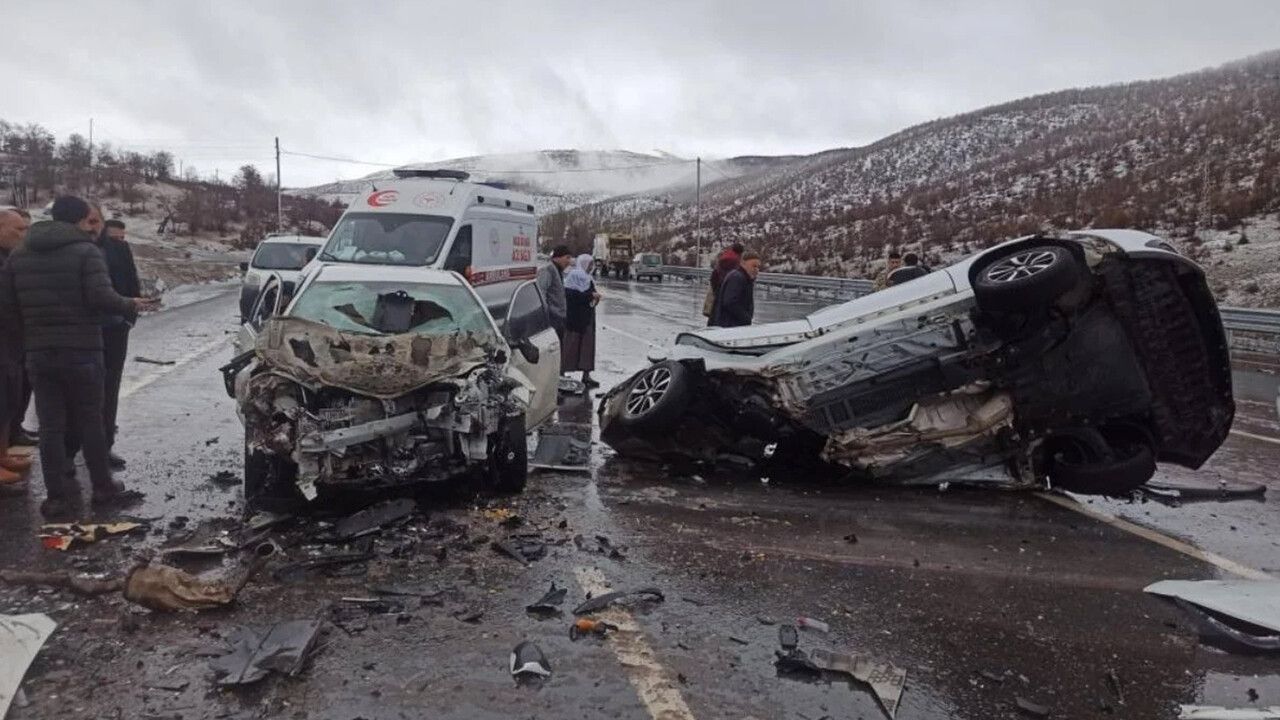 Bingöl&#039;de 2 araç kafa kafaya çarpıştı: 1 ölü 4 yaralı