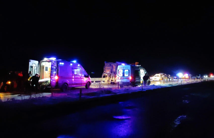 yaralı Bingöl'de feci kaza! Yolcu otobüsü ile tır çarpıştı: 8 <a href=