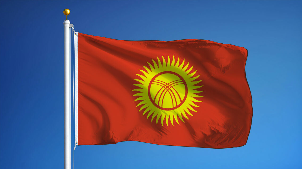 Cumhurbaşkanı Caparov kanunu imzaladı! Kırgızistan&#039;ın bayrağı resmen değişti