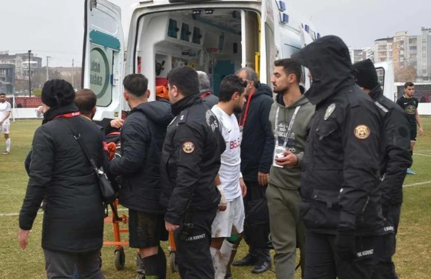 Yeşil sahada yürekler ağza geldi! Futbolcu hastaneye kaldırıldı