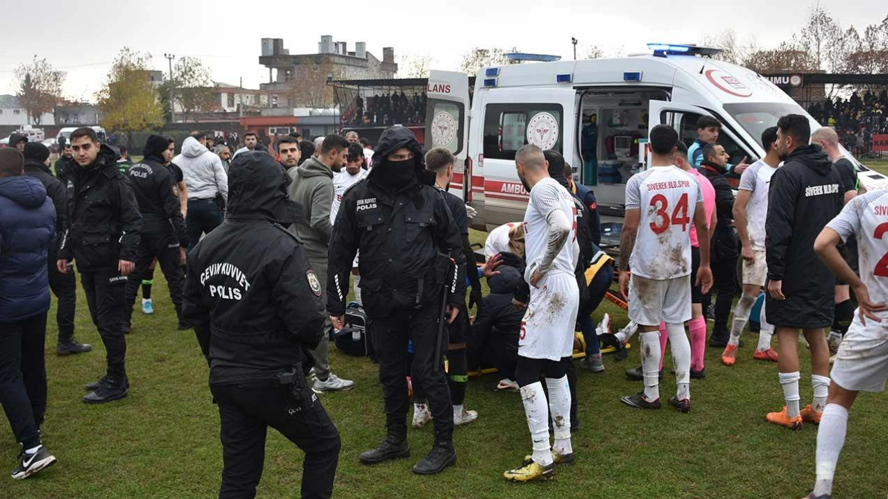 Yeşil sahada yürekler ağza geldi! Futbolcu hastaneye kaldırıldı