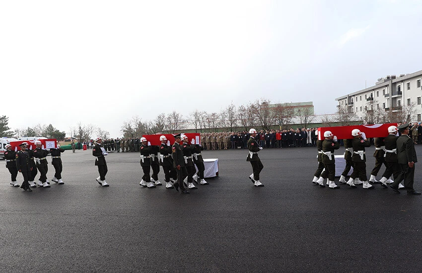 Türkiye şehitlerine ağladı! Şırnak’taki törenin ardından memleketlerine uğurlandılar