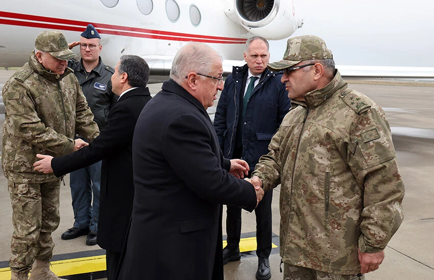 Milli Savunma Bakanı Yaşar Güler, Irak sınır hattına gitti.