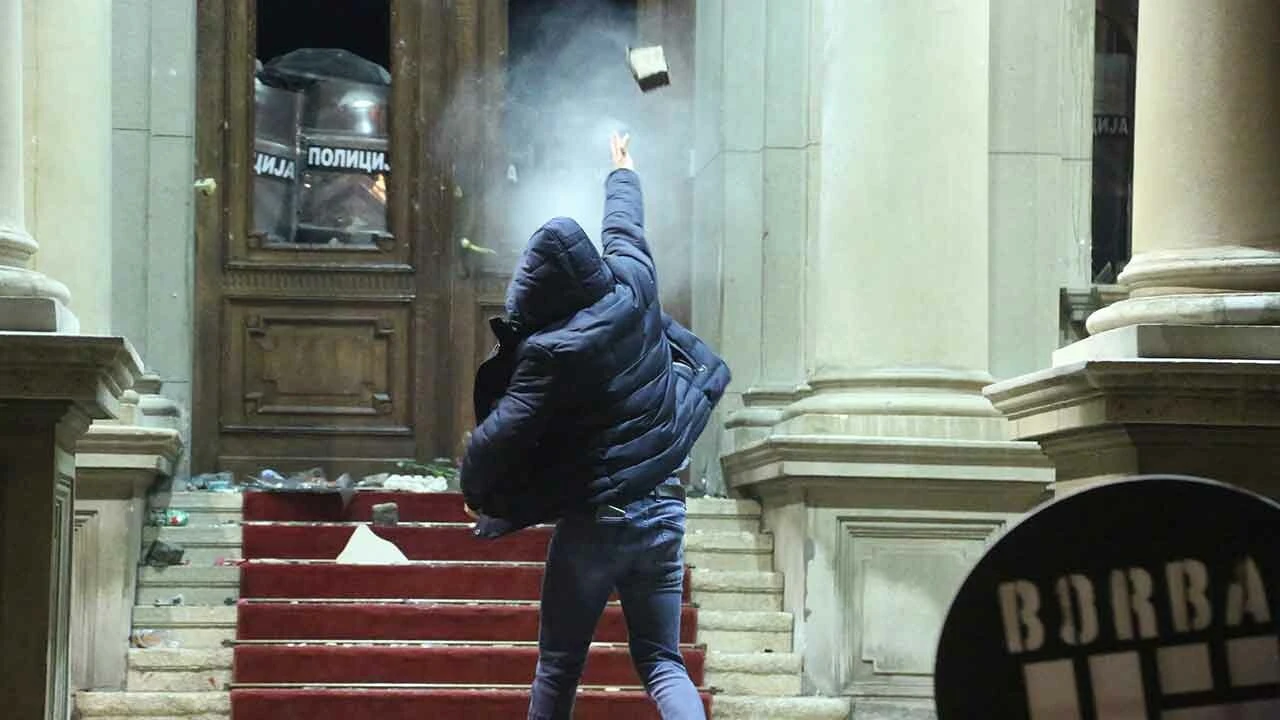 Sırbistan'da seçim bitti, siyasi gerginlik başladı: Başkent sokakları savaş alanına döndü!