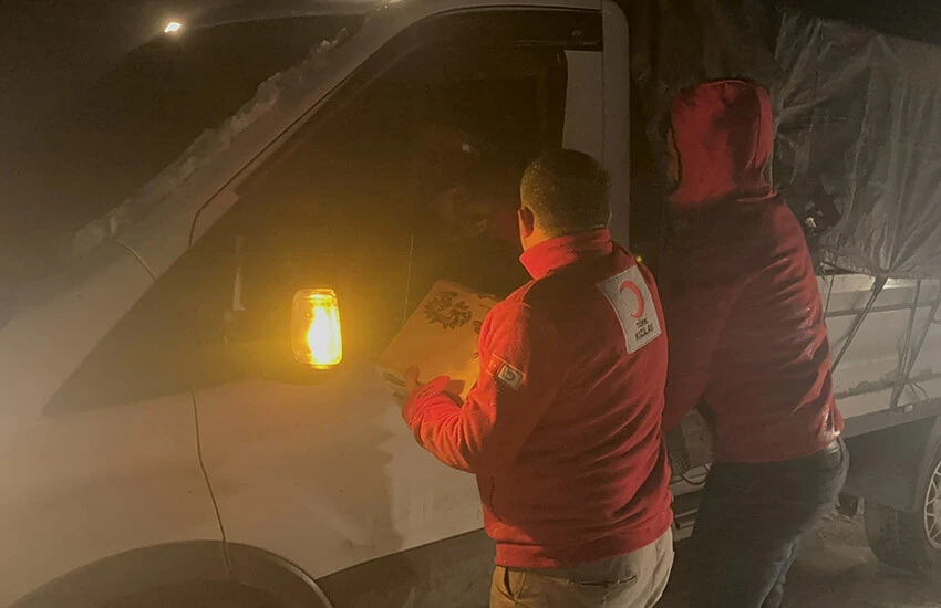 Yolda mahsur kalanlara Kızılay ekibi ikramlık verdi.
