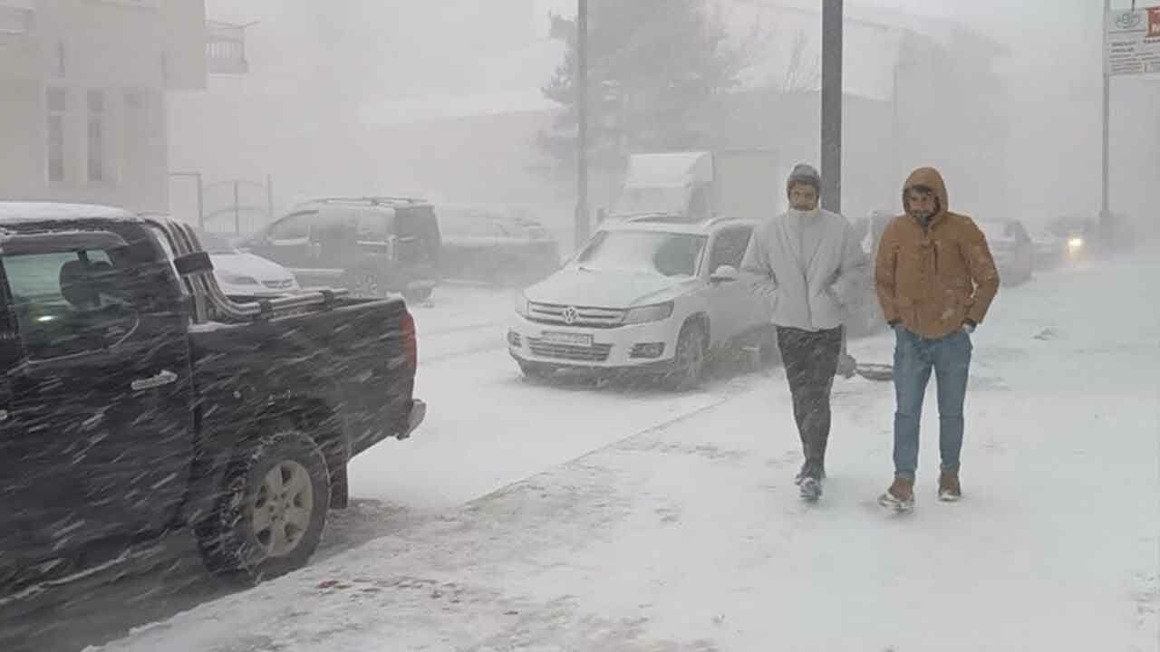 Kar, kış, kıyamet! Haftanın ilk gününde Meteoroloji&#039;den uyarı üstüne uyarı: 30 santimi bulabilir (25 Aralık 2023 Pazartesi il il hava durumu)