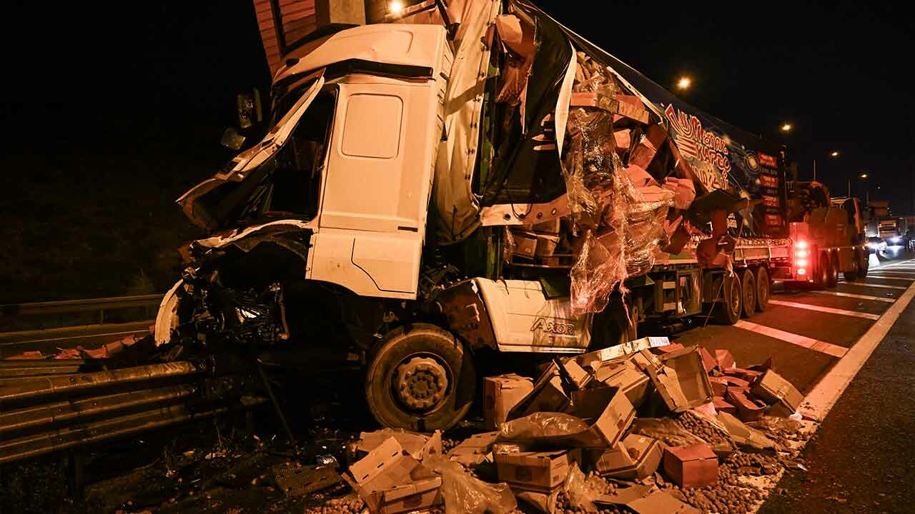 Tır bariyere çarptı, otoyol kuruyemiş tarlasına döndü!