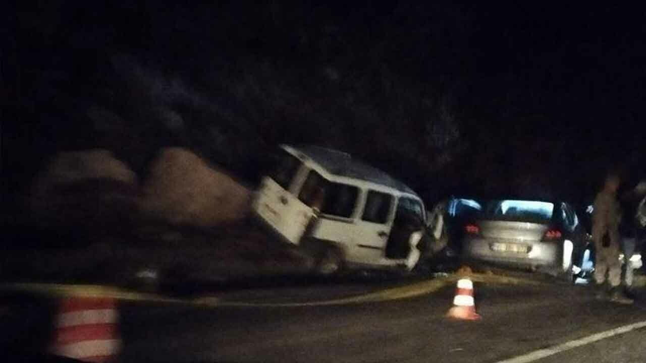 Adıyaman&#039;da feci kaza! İki araç kafa kafaya çarpıştı: 1 ölü, 5 yaralı