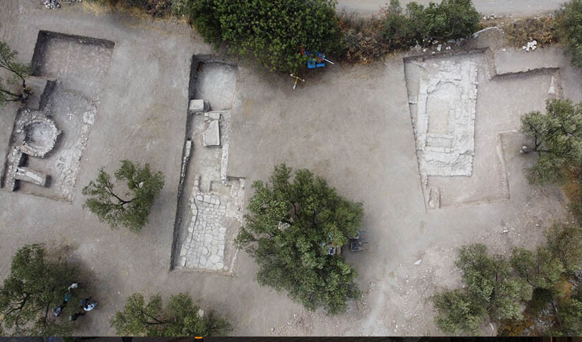 Apollon Smintheus Tapınağı&#039;nda 2 bin yıllık mezar bulundu