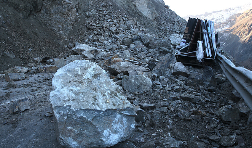 Hakkari&#039;de heyelan: 3 kişi ölümden döndü