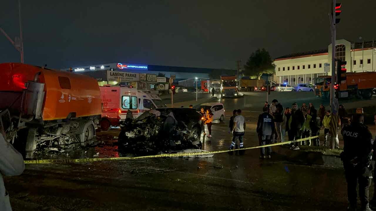 Esenyurt’ta katliam gibi kaza! Kırmızı ışıkta geçen cip, yol temizleme aracına çarptı: 2 ölü, 2 yaralı